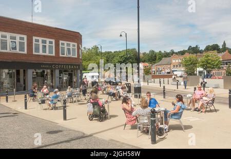 Menschen, die bei Sommersonne vor einem Café sitzen, Chester le Street, Co. Durham, England, Großbritannien Stockfoto