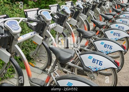 VTB-Fahrradverleih an einer Stadtstraße in Moskau, Russland, 13. Juni 2022 Stockfoto