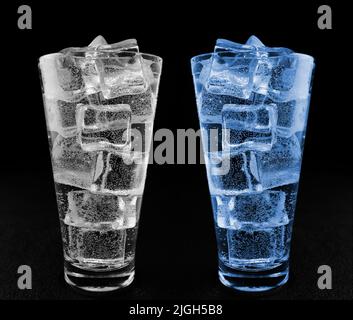 Alkoholischer Cocktail mit Eis, Wodka mit Eis, alkoholischer Cocktail auf dunklem Hintergrund Stockfoto