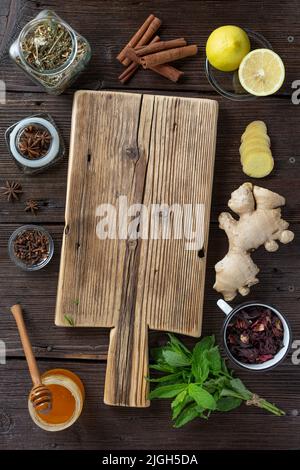 Das Rezept für die Herstellung von Gesundheitstee nach einem alten Rezept. Traditionelle chinesische Kräuter, die in der alternativen Kräutermedizin verwendet werden. Kräutermedizin. Alte Rezippe Stockfoto