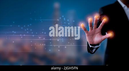 Businessman Hand mit Fingerabdruck-Identifizierung auf persönliche Finanzdaten zugreifen, Fingerabdruck-Scan bietet Sicherheitszugriff mit biometrischen Kennung Stockfoto