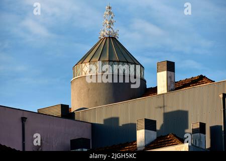 Traditionelle Glasoberlichter mit schmiedeeisernem Turm auf einem Dach in Porto, Portugal Stockfoto