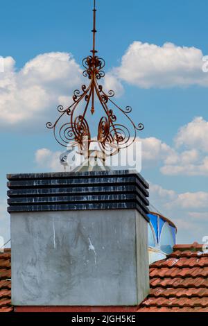 Traditionelle farbige Glasoberlichter mit schmiedeeisernem Turm auf einem Dach in Porto, Portugal Stockfoto