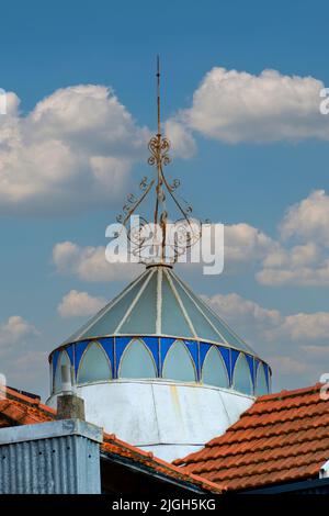 Traditionelle farbige Glasoberlichter mit schmiedeeisernem Turm auf einem Dach in Porto, Portugal Stockfoto