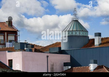 Traditionelle Glasoberlichter mit schmiedeeisernem Turm auf einem Dach in Porto, Portugal Stockfoto