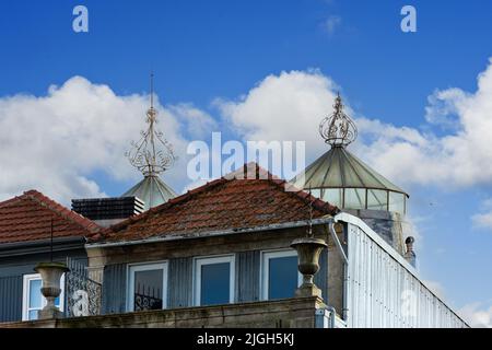 Traditionelle Glasoberlichter mit schmiedeeisernem Turm auf einem Dach in Porto, Portugal Stockfoto