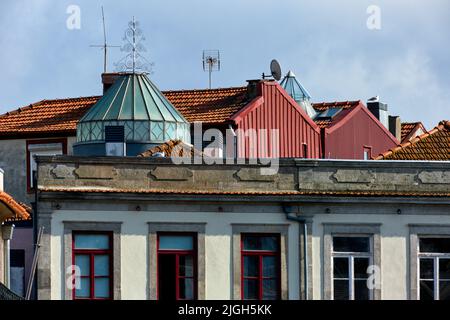 Traditionelle Glasoberlichter mit schmiedeeisernem Turm auf einem Dach in Porto, Portugal Stockfoto