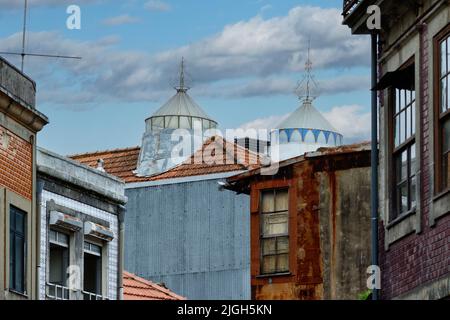 Traditionelle farbige Glasoberlichter mit schmiedeeisernem Turm auf einem Dach in Porto, Portugal Stockfoto