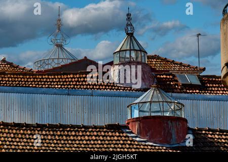 Traditionelle Glasoberlichter mit schmiedeeisernem Turm auf einem Dach in Porto, Portugal Stockfoto