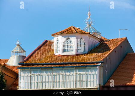 Traditionelle Glasoberlichter mit schmiedeeisernem Turm auf einem Dach in Porto, Portugal Stockfoto