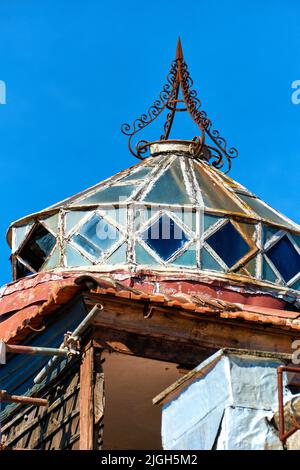 Traditionelle farbige Glasoberlichter mit schmiedeeisernem Turm auf einem Dach in Porto, Portugal Stockfoto