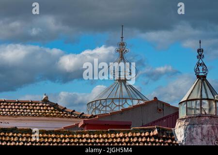 Traditionelle farbige Glasoberlichter auf einem Dach in Porto, Portugal Stockfoto