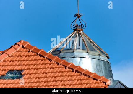 Traditionelle Glasoberlichter mit schmiedeeisernem Turm auf einem Dach in Porto, Portugal Stockfoto