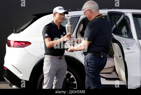 Collin Morikawa (links) aus den USA gibt den Claret Jug vor den Open Championships auf dem Old Course, St Andrews, an R&A-Chef Martin Slumbers zurück. Bilddatum: Montag, 11. Juli 2022. Stockfoto