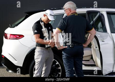 Collin Morikawa (links) aus den USA gibt den Claret Jug vor den Open Championships auf dem Old Course, St Andrews, an R&A-Chef Martin Slumbers zurück. Bilddatum: Montag, 11. Juli 2022. Stockfoto