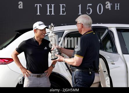 Collin Morikawa (links) aus den USA gibt den Claret Jug vor den Open Championships auf dem Old Course, St Andrews, an R&A-Chef Martin Slumbers zurück. Bilddatum: Montag, 11. Juli 2022. Stockfoto