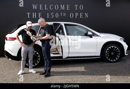 Collin Morikawa (links) aus den USA gibt den Claret Jug vor den Open Championships auf dem Old Course, St Andrews, an R&A-Chef Martin Slumbers zurück. Bilddatum: Montag, 11. Juli 2022. Stockfoto