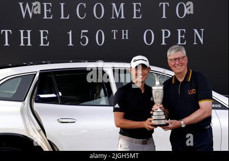 Collin Morikawa (links) aus den USA gibt den Claret Jug vor den Open Championships auf dem Old Course, St Andrews, an R&A-Chef Martin Slumbers zurück. Bilddatum: Montag, 11. Juli 2022. Stockfoto