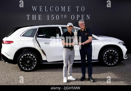 Collin Morikawa (links) aus den USA gibt den Claret Jug vor den Open Championships auf dem Old Course, St Andrews, an R&A-Chef Martin Slumbers zurück. Bilddatum: Montag, 11. Juli 2022. Stockfoto