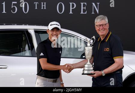 Collin Morikawa (links) aus den USA gibt den Claret Jug vor den Open Championships auf dem Old Course, St Andrews, an R&A-Chef Martin Slumbers zurück. Bilddatum: Montag, 11. Juli 2022. Stockfoto