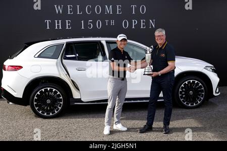 Collin Morikawa (links) aus den USA gibt den Claret Jug vor den Open Championships auf dem Old Course, St Andrews, an R&A-Chef Martin Slumbers zurück. Bilddatum: Montag, 11. Juli 2022. Stockfoto