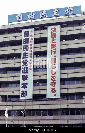 Tokio, Japan. 11.. Juli 2022. Vor dem Hauptquartier der Liberaldemokratischen Partei (LDP), wo der japanische Premierminister Fumio Kishida an einer Pressekonferenz in Tokio teilnahm, sind riesige Transparente zu sehen. (Bild: © Rodrigo Reyes Marin/ZUMA Press Wire) Bild: ZUMA Press, Inc./Alamy Live News Stockfoto