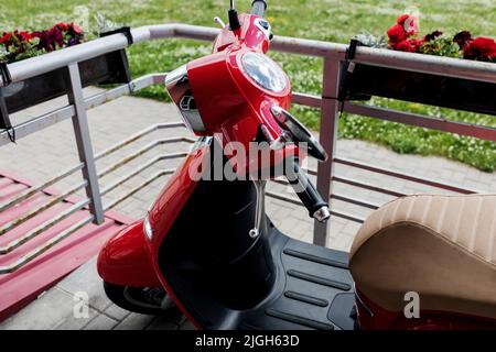 Roter Roller auf der Straße. Vintage Moped Stockfoto