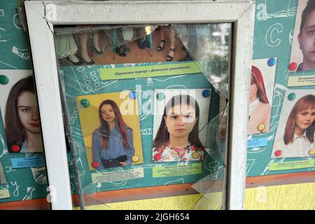 Nicht exklusiv: CHARKIW, UKRAINE - 10. JULI 2022 - eine Ehrentafel ist in einem Gymnasium abgebildet, das durch den Beschuss russischer Truppen, Charkiw, NOR, zerstört wurde Stockfoto