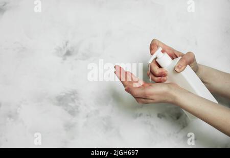 Handseife mit Pumplotion aus der Flasche. Handhygiene und Hautpflege Stockfoto