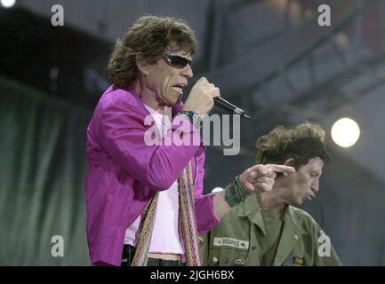 ARCHIVFOTO: Vor 60 Jahren, am 12. Juli 1962, traten die ROLLING STONES erstmals unter ihrem Bandnamen auf, 04SN STONES130603VM.jpg Konzert der ROLLING STONES, GB, Rockband, in Oberhausen, Open Air, Sänger Mick JAGGER (links) und Gitarrist Keith RICHARDS, 06/13/2003. Stockfoto