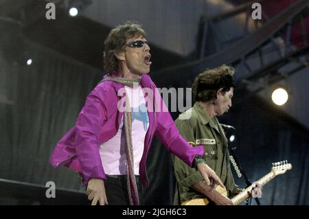 ARCHIVFOTO: Vor 60 Jahren, am 12. Juli 1962, traten die ROLLING STONES erstmals unter ihrem Bandnamen auf, 05SN STONES130603VM.jpg Konzert der ROLLING STONES, GB, Rockband, in Oberhausen, Open Air, Sänger Mick JAGGER (links) und Gitarrist Keith RICHARDS, 06/13/2003. Stockfoto