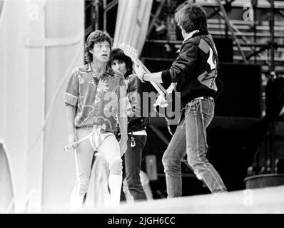 ARCHIVFOTO: Vor 60 Jahren, am 12. Juli 1962, traten die ROLLING STONES zum ersten Mal unter ihrem Bandnamen Mick JAGGER, Sängerin der 'Rolling Stones' (links), hier beim Konzert am 4. Juli 1999 in Köln auf. Im mitten Bassisten Ron WOOD, rechter Gitarrist Keith RICHARDS. Stockfoto