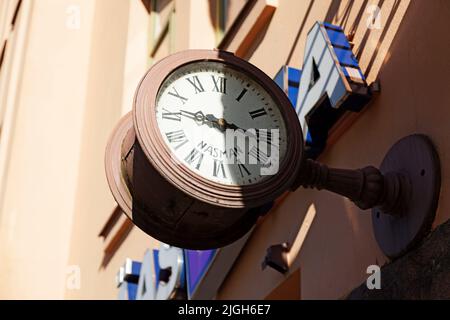 Vaasa, Finnland - 20. Juni 2022: Eine alte Uhr mit einer ungewöhnlichen Markierung über einem Geschäft Stockfoto