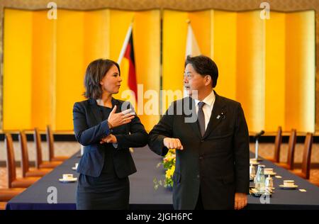 TOKIO, TOKIO, Japan. 11.. Juli 2022. Die deutsche Außenministerin Annalena Baerbock (L) trifft sich mit dem japanischen Amtskollegen Yoshimasa Hayashi am 11. Juli 2022 im Iikura-Annex des Außenministeriums in Tokio, Japan. (Bild: © POOL via ZUMA Press Wire) Bild: ZUMA Press, Inc./Alamy Live News Stockfoto