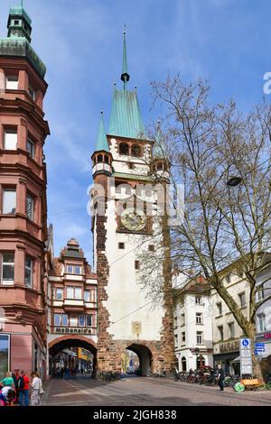 Freiburg, Deutschland - April 2022: Turm mit Tor namens 'Martinstor', ein verbliebenes Stadttor der mittelalterlichen Verteidigungsmauer Stockfoto