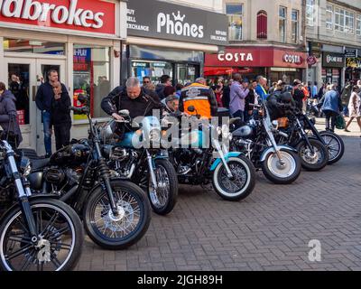 Harley Davidson Motorräder Futter Abington Street in der Innenstadt von Northampton, UK; Teil einer jährlichen Charity Fund Raiser Stockfoto