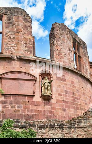 Heidelberg, Deutschland - Juni 2022: Teil des Turms mit dem Namen „dicker Turm“ an der nordwestlichen Seite des berühmten Heidelberger Schlosses Stockfoto