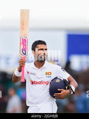 Galle, Sri Lanka. 11.. Juli 2022. Dinesh Chandimal aus Sri Lanka würdigt die Menge, nachdem er am 4.. Tag des Test-Cricket-Spiels 2. zwischen Sri Lanka und Australien im Galle International Cricket Stadium in Galle am 11.. Juli 2022 200 Läufe erreicht hatte. Viraj Kothalwala/Alamy Live News Stockfoto