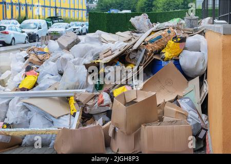 Bauabfälle stapeln sich nach der Baureparatur vor Ort. Haufen Müll. Entfernen von Fremdkörpern. Stockfoto