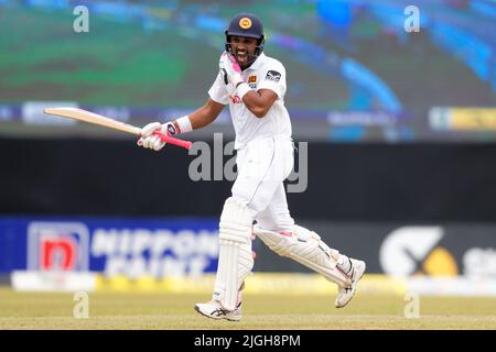 Galle, Sri Lanka. 11.. Juli 2022. Dinesh Chandimal aus Sri Lanka feiert am 11.. Juli 2022 im Galle International Cricket Stadium in Galle 200 Läufe während des 4.-tägigen Test-Cricket-Spiels 2. zwischen Sri Lanka und Australien. Viraj Kothalwala/Alamy Live News Stockfoto