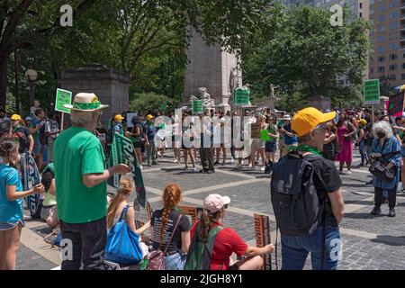 New York, Usa. 09.. Juli 2022. Am Columbus Circle vor dem Trump International Hotel versammeln sich eine kleine Gruppe von Demonstranten, die sich für Abtreibungsrechte einsetzen und Schilder halten. Demonstranten, die Abtreibungsrechte befürworten, nahmen in 30 Städten in den USA an einem nationalen Protesttag Teil, um gegen die Entscheidung des Obersten Gerichtshofs zu protestieren, Roe gegen Wade zu stürzen, die von der Gruppe Rise Up 4 Abtreibungsrechte organisiert wurde. (Foto von Ron Adar/SOPA Images/Sipa USA) Quelle: SIPA USA/Alamy Live News Stockfoto