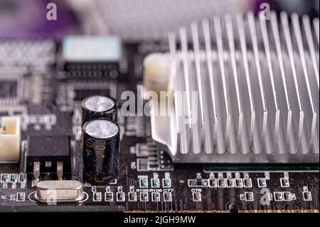 Elektronische Schaltung und Kühlrippe an der Computer-Grafikkarte, Stapel mit gebrauchten Grafikkarten, Nahaufnahme Stockfoto