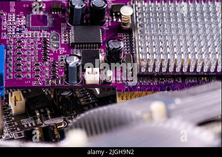 Elektronische Schaltung und Kühlrippe an der Computer-Grafikkarte, Stapel mit gebrauchten Grafikkarten, Nahaufnahme Stockfoto