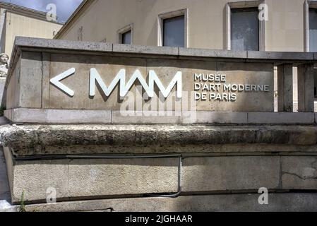 Paris, Frankreich - 26. Mai 2022: Nahaufnahme des Schildes für das Musée d'Art Moderne De Paris Stockfoto