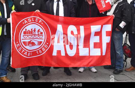 Aktenfoto vom 13/12/2016 einer Flagge auf einer Aslef-Streiklinie. Am Montag wird die Gefahr einer massiven Unterbrechung des Eisenbahnverkehrs zunehmen, wenn die Ergebnisse der Streikstimmen der Fahrer bekannt gegeben werden. Mitglieder der Fahrergewerkschaft Aslef bei acht Eisenbahnunternehmen haben darüber abgestimmt, ob sie Kampagnen zur Arbeitskampfmaßnahme über die Bezahlung starten sollen. Ausgabedatum: Montag, 11. Juli 2022. Stockfoto