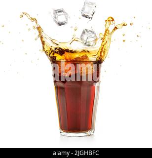 Eiswürfel, die in ein Cola-Getränk fallen und isoliert auf Weiß spritzen Stockfoto