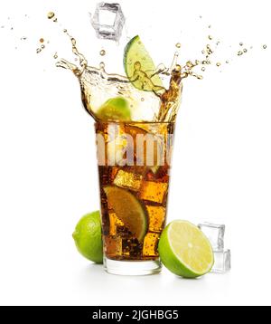 Limettenscheibe und Eiswürfel, die in einen spritzendem cuba Libre-Cocktail fallen Stockfoto