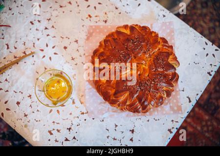 Traditionelles rituelles Brot und Honig für eine Taufe in Bulgarien. Leckere traditionelle Kuchen Brot Essen. Hochwertige Fotos Stockfoto