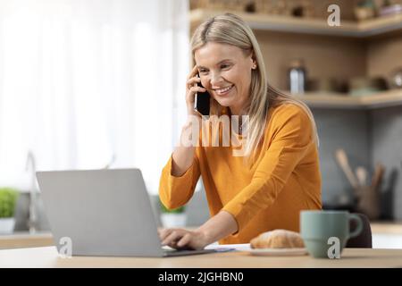 Glückliche blonde Frau Unternehmer mit Telefongespräch Stockfoto