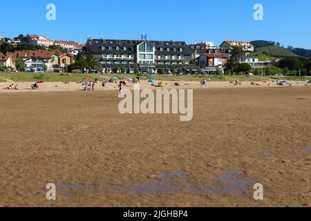 Milagros Golf vier-Sterne-Hotel vom Strand bei Ebbe gesehen Mogro Cantabria Spanien Stockfoto